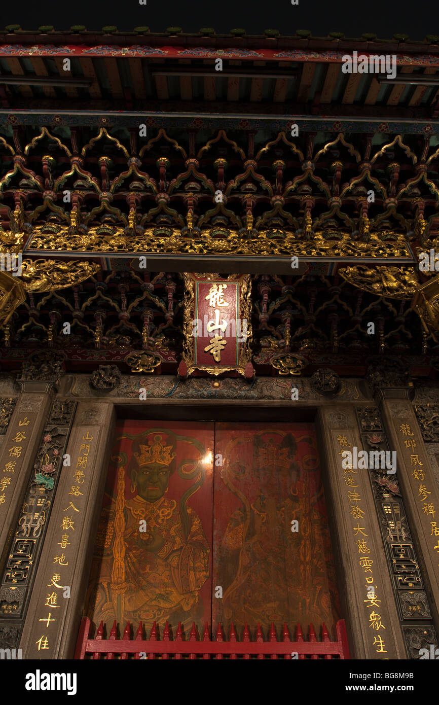 Lungshan (aka Longshan) Tempel, historischen buddhistischen und taoistischen Tempel, 'Door Götter' in der Nacht gesehen, Low Angle View, Wanhua District, Taipei City, Taiwan Stockfoto