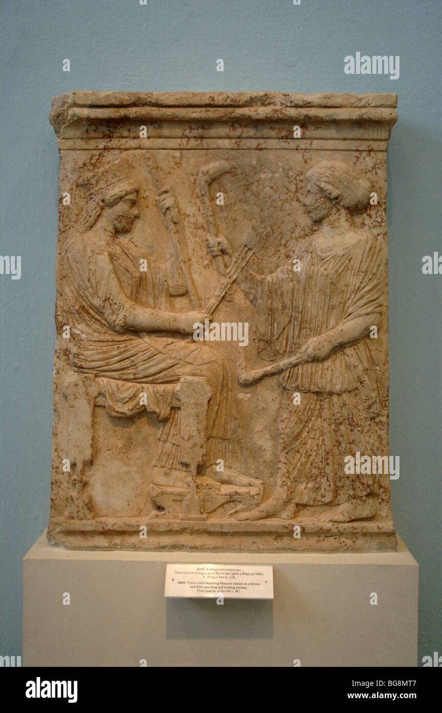 Votive Entlastung Demeter sitzt auf einem Thron und Kore stehend halten Fackeln vertreten. Griechenland. Stockfoto