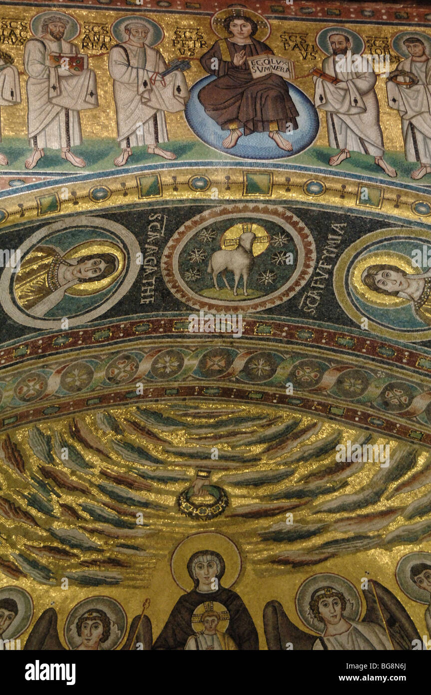 Euphrasius-Basilika. Mosaik mit Christus und die zwölf Apostel und Jungfrau und Kind von Engeln flankiert. Porec. Kroatien. Stockfoto