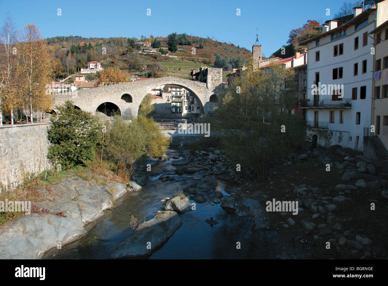 Camprodon. Blick auf die neue Brücke (Pont Nou) am Fluss ter Catalonia. Spanien. Stockfoto