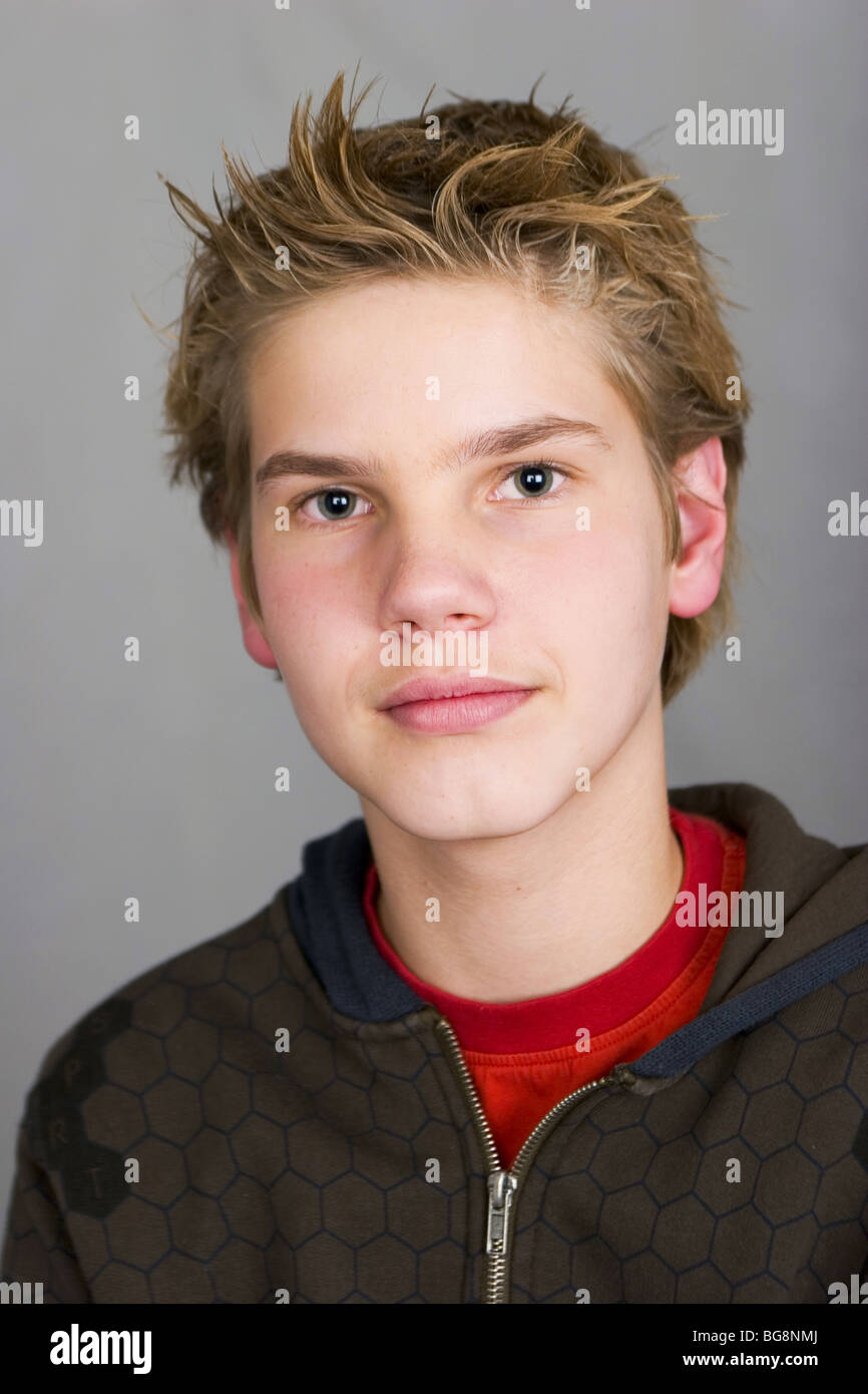 Weisse Teenager Jungen 14 Jahre Portrat Kopf Und Schultern Schaut In Die Kamera Ernstem Gesicht Seriecvs317704 Stockfotografie Alamy