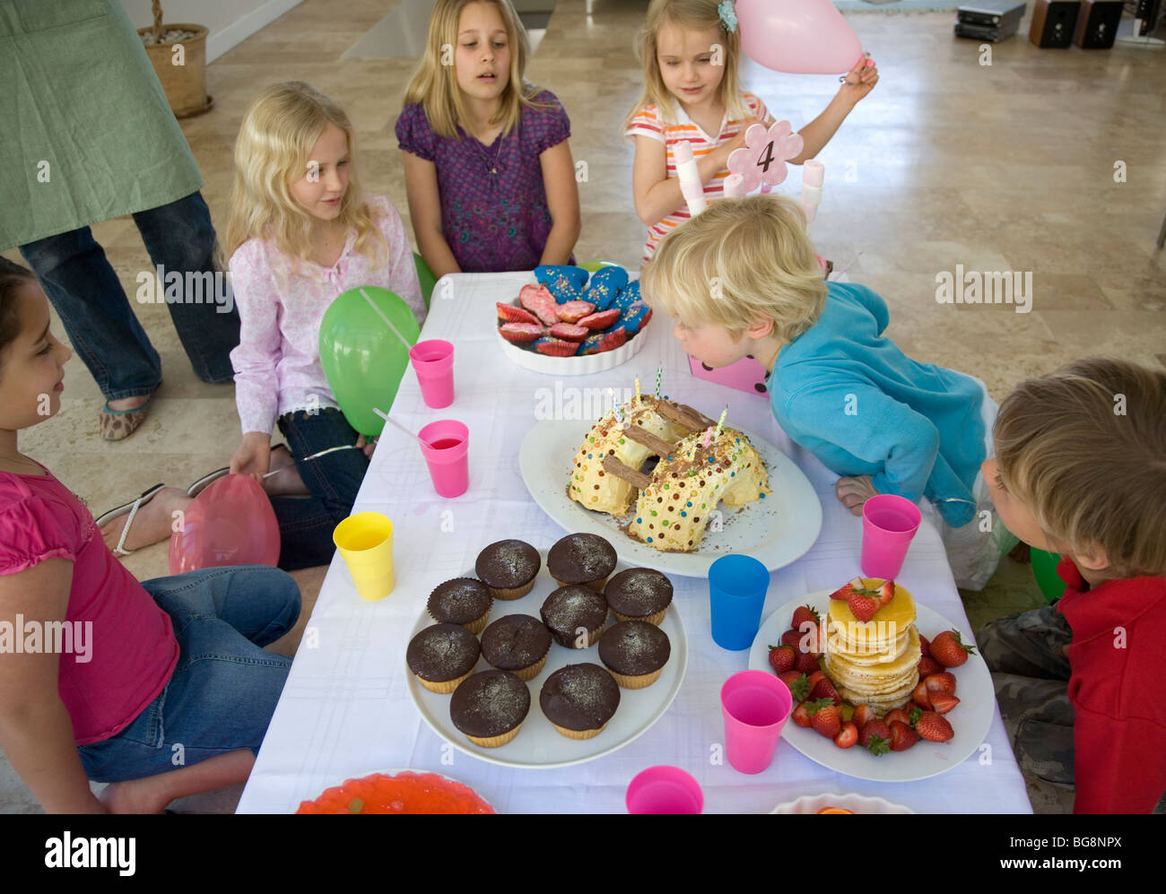 Kleine Kinder - Kinder Tisch mit Süßigkeiten und Kuchen Stockfoto