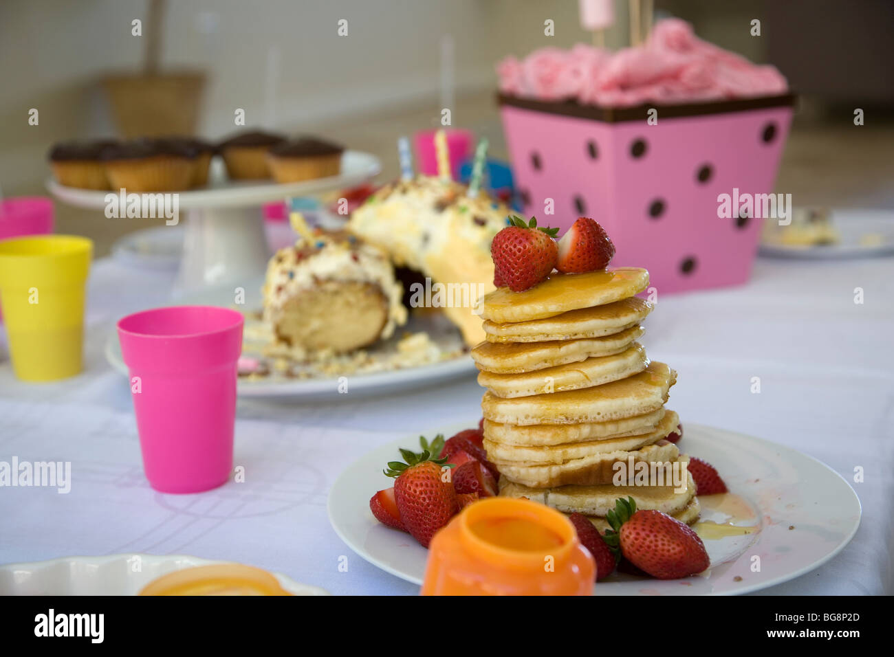 Partytisch mit Pfannkuchen und Kuchen Stockfoto