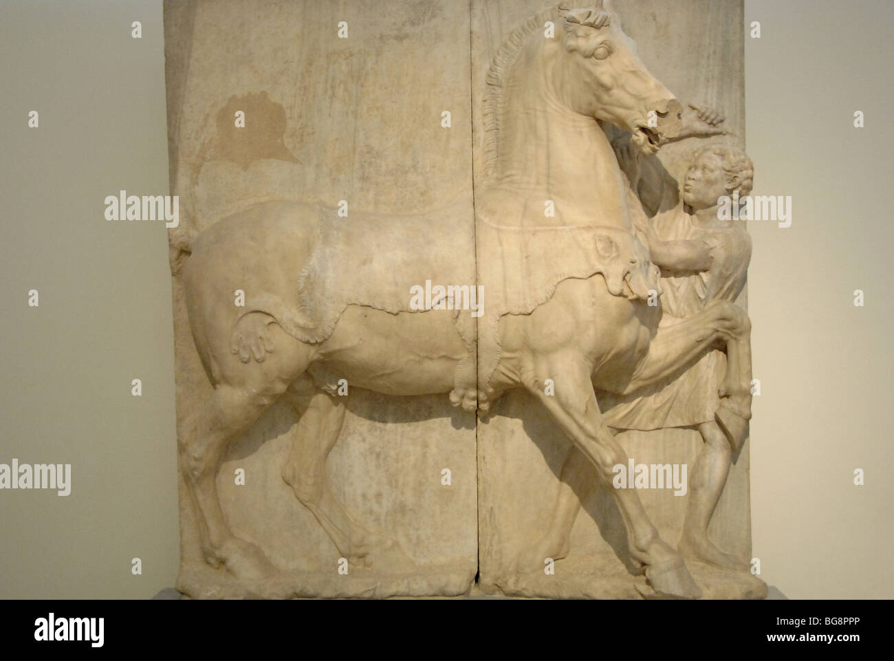Relief Darstellung ein Mann und ein Pferd von einem Panther Haut abgedeckt. Griechenland. Stockfoto