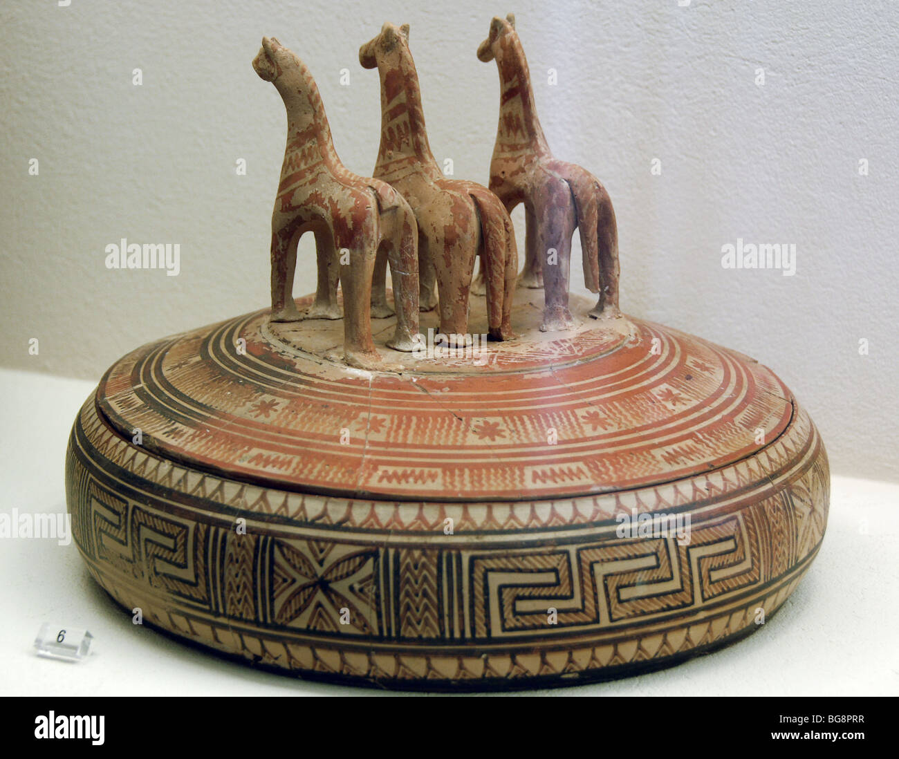 Pyxis verziert mit geometrischen Motiven und Deckel mit Figuren von Pferden gekrönt. Griechenland. Stockfoto