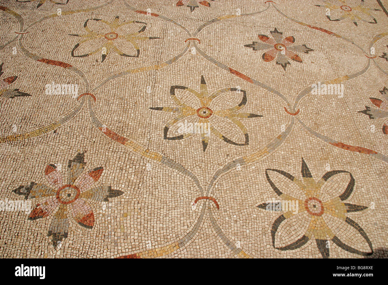 Ostia Antica. Hafenstadt des antiken Roms. Mosaik Blumen Dekoration. Detail. Itay. Europa. Stockfoto
