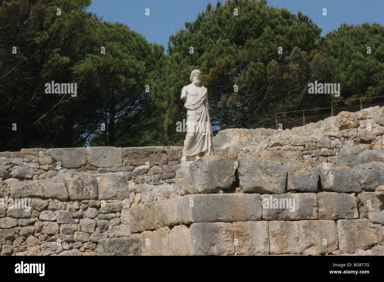 Griechische Kunst. Emporium (Ampurias). Griechische Kolonie 570 v. Chr. von den Griechen der Foci., gegründet. Statue des Asklepios. Gott der Medizin. Stockfoto