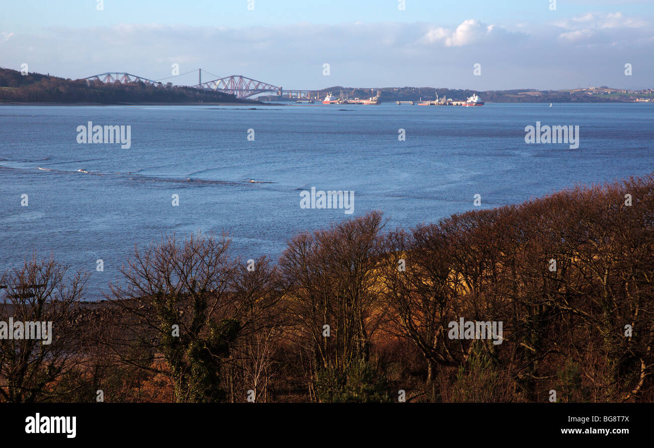 Forth Straßen- und Eisenbahnbrücken aus Cramond Island in der Nähe von Edinburgh Schottland UK Stockfoto