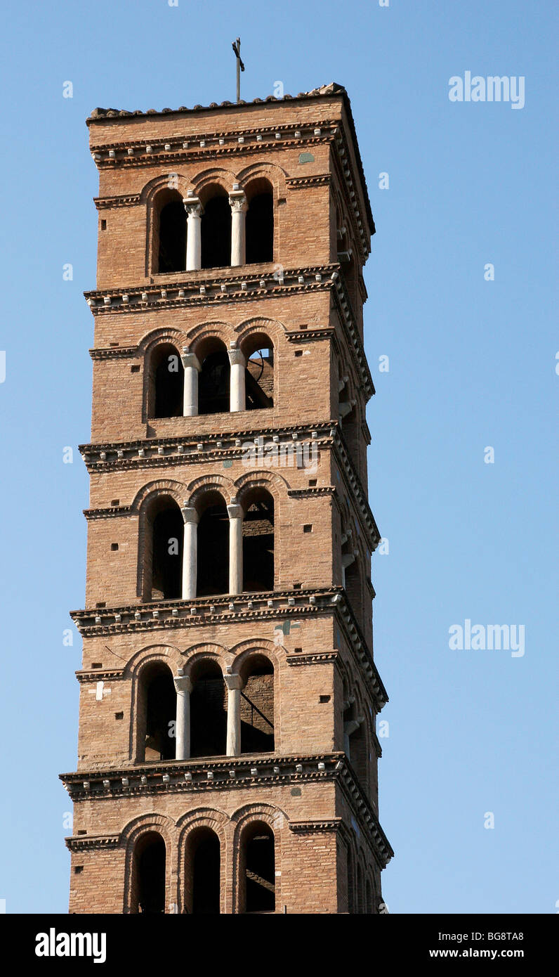 Rom. Die Basilika von Santa Maria in Cosmedin. Romanischen Stil. Bel-Turm wurde im XI. Jahrhundert n. Chr. Italien gebaut. Europa. Stockfoto
