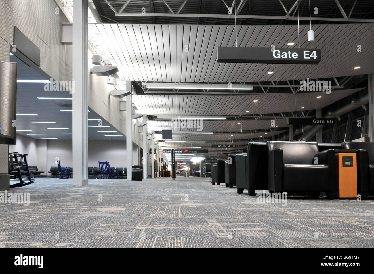 Flughafen terminal Innenraum ohne Personen zeigt die verschiedenen Tore-Informationen Stockfoto