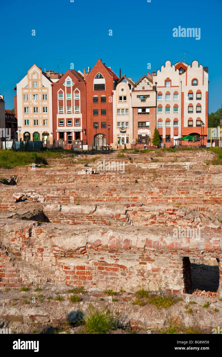 Ruinen von Häusern zerstört im 2. Weltkrieg vor neuen Fassaden in Elblag, Polen Stockfoto