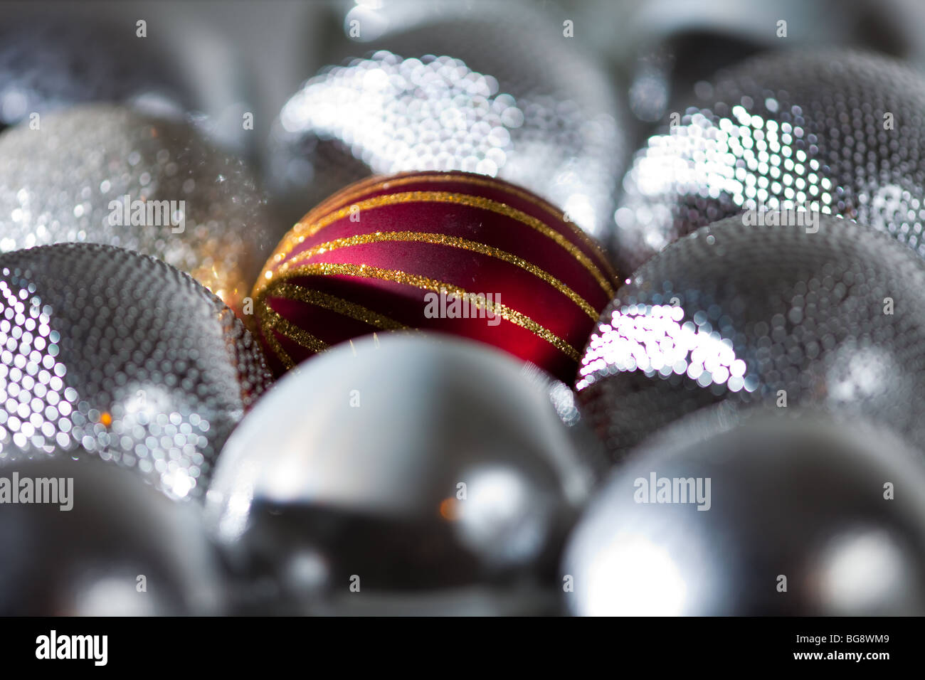 Silberne und rote Kugeln Stockfoto