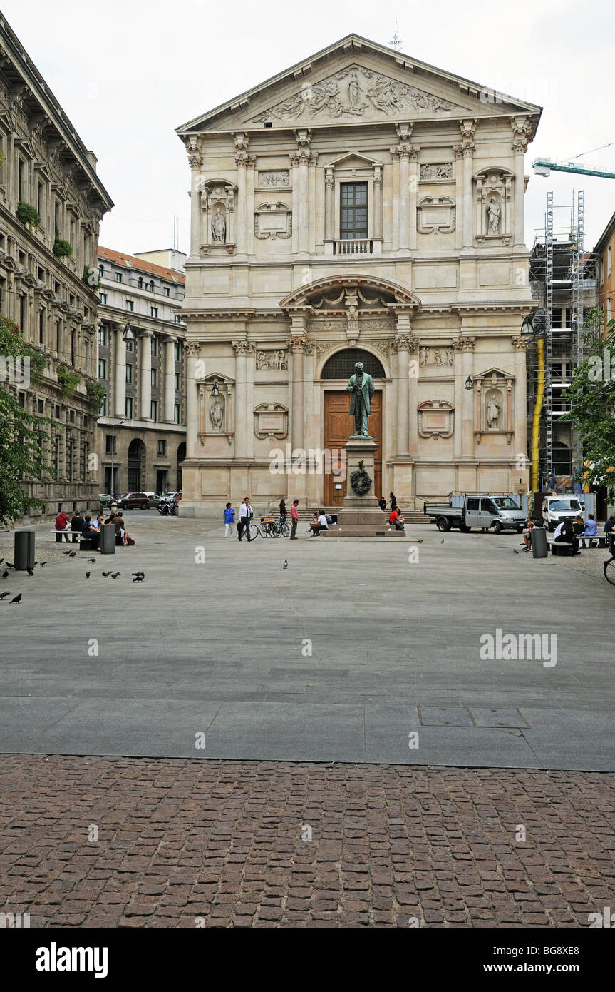 La Chiesa di San Fedele mit Statue von Alessandro Manzoni in der Piazza di San Fedele Mailand Mailand Italien Stockfoto