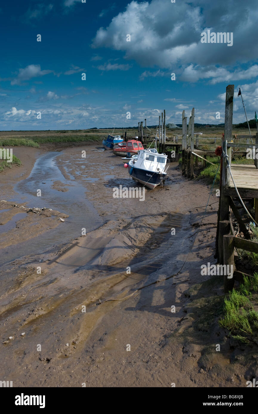 Boote mit der Flut, bei Dornweiler Creek North Norfolk Vereinigtes Königreich Stockfoto