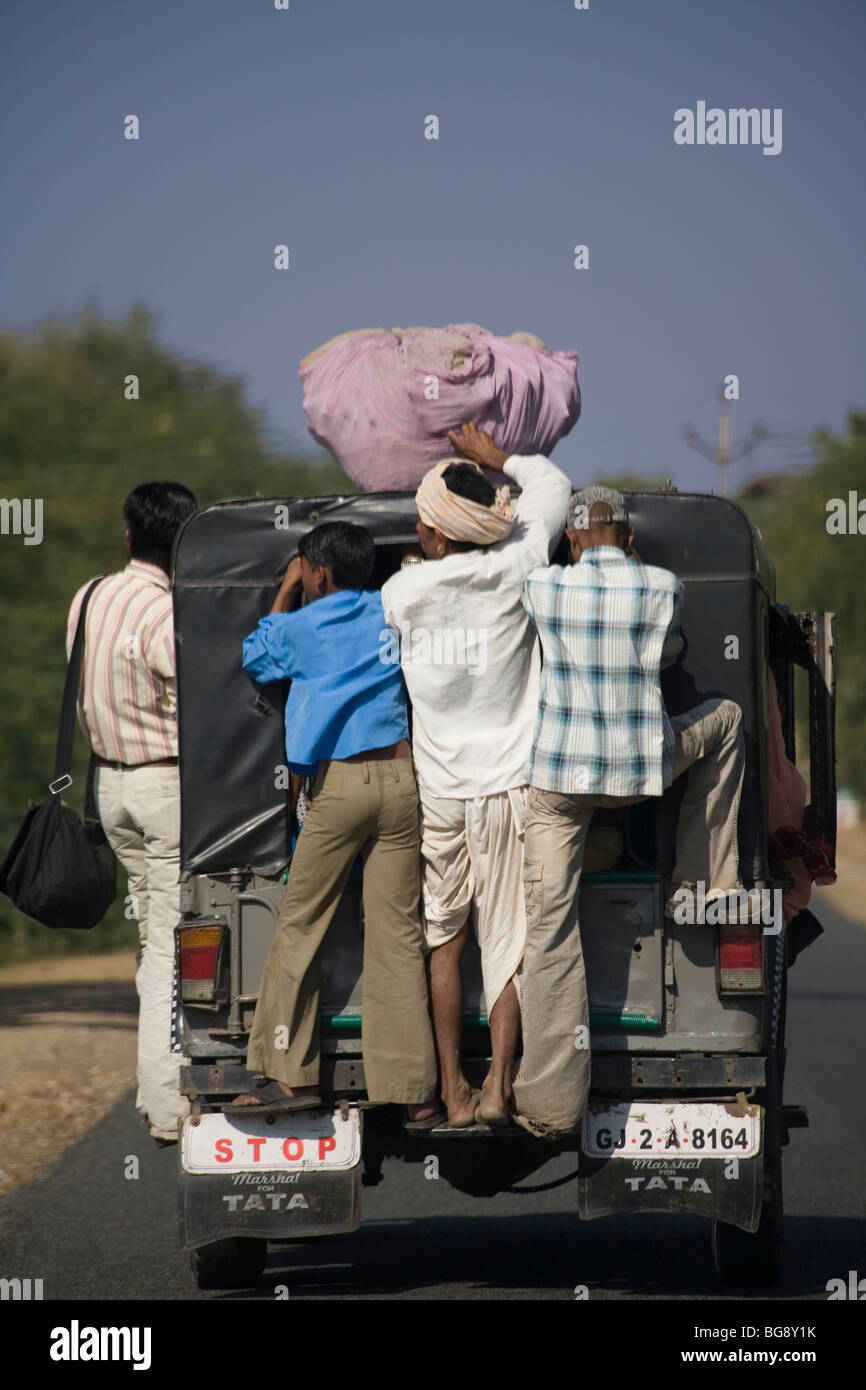Indien Rajasthan Passagiere außerhalb Fahrzeug Stockfoto