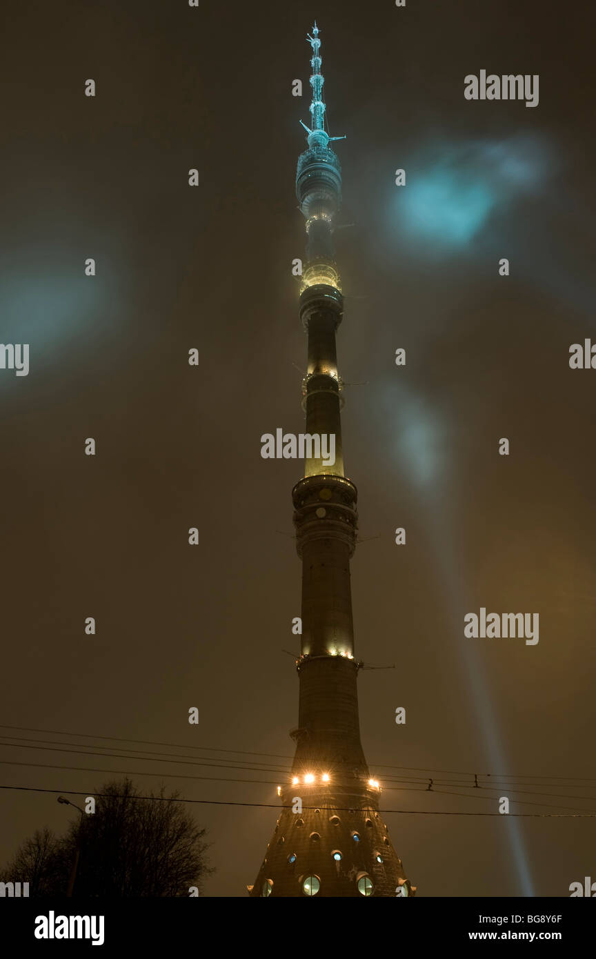 Moskau tv Turm Ostankino, Nacht, sehr Nebel Stockfoto
