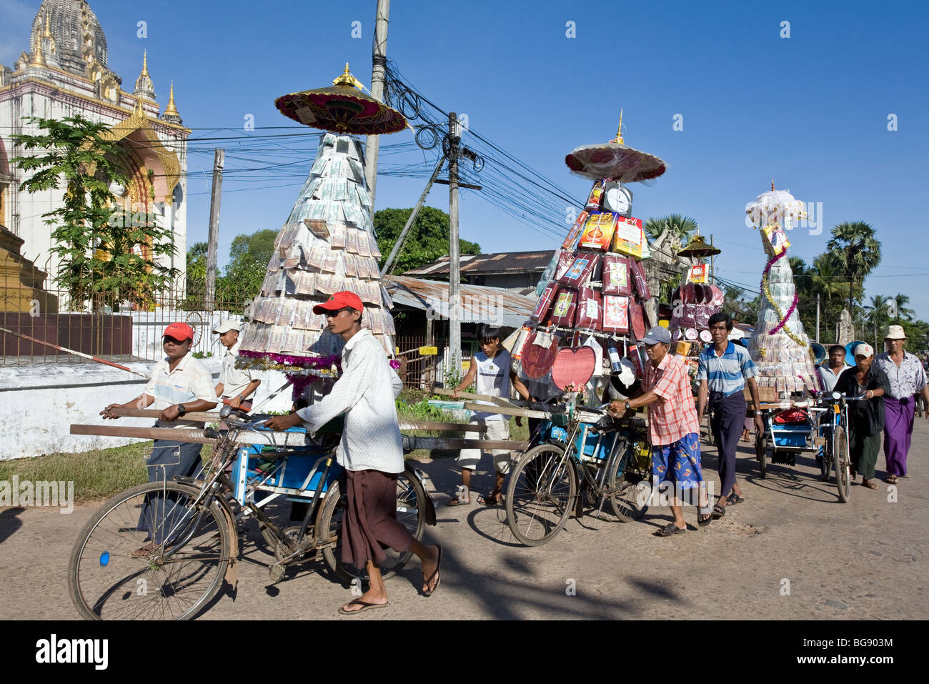 Burmesen mit angeboten für das neue Jahr. Bago. Myanmar Stockfoto