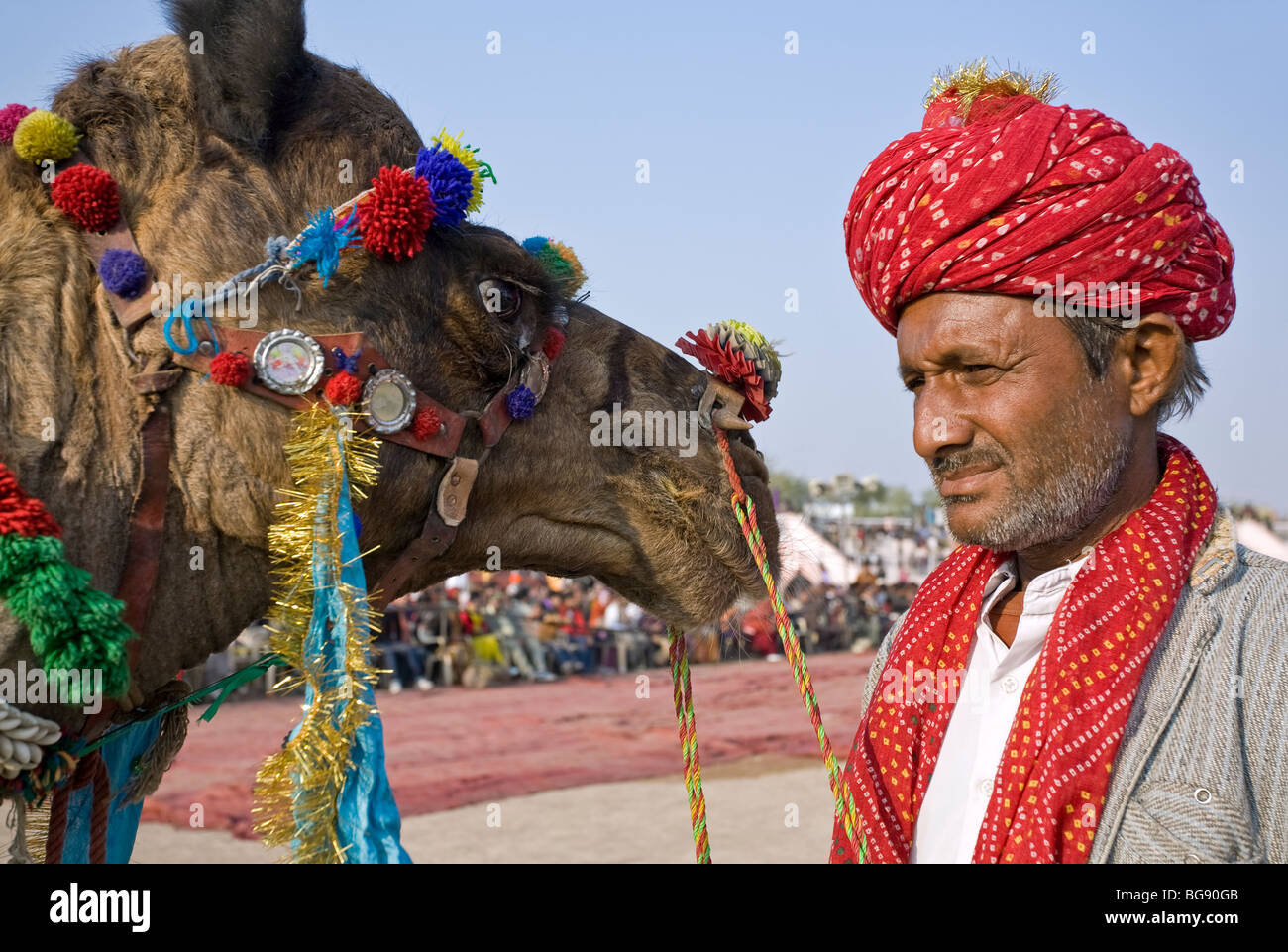 Indischer Mann und sein Kamel. Bikaner Camel Festival. Rajasthan. Indien Stockfoto