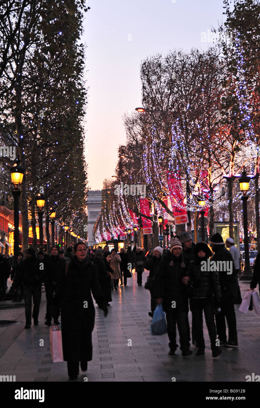 Paris, Frankreich, "Weihnachtsbeleuchtung" "Power Saving" auf "Champs Elysees" bei Nacht "Arc de Triomphe" "Street Scene" Weihnachten Stockfoto