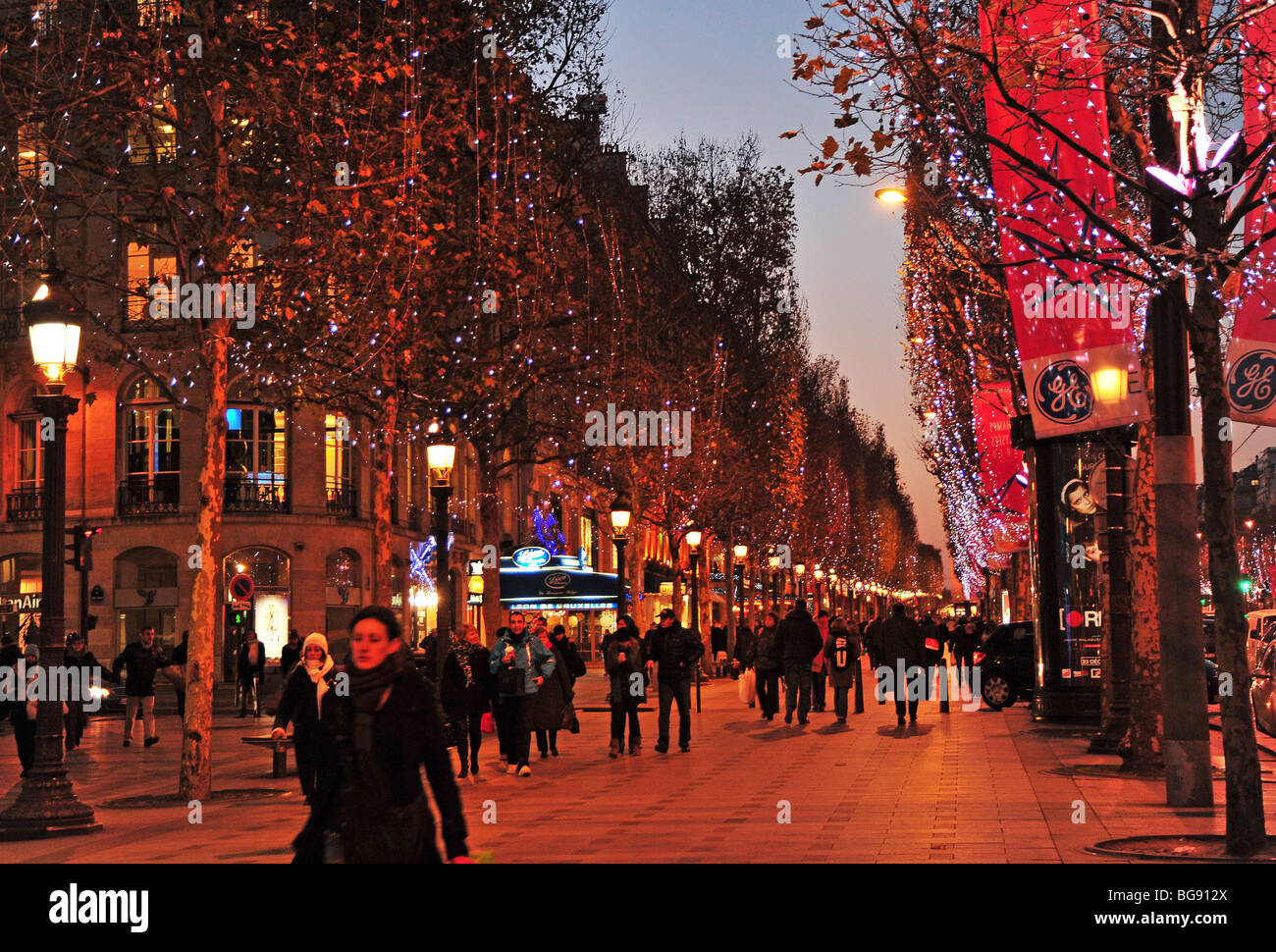 "Paris Weihnachten" Frankreich, "Weihnachtsbeleuchtung" "Power Saving" auf "Champs Elysees" in der Nacht Stockfoto