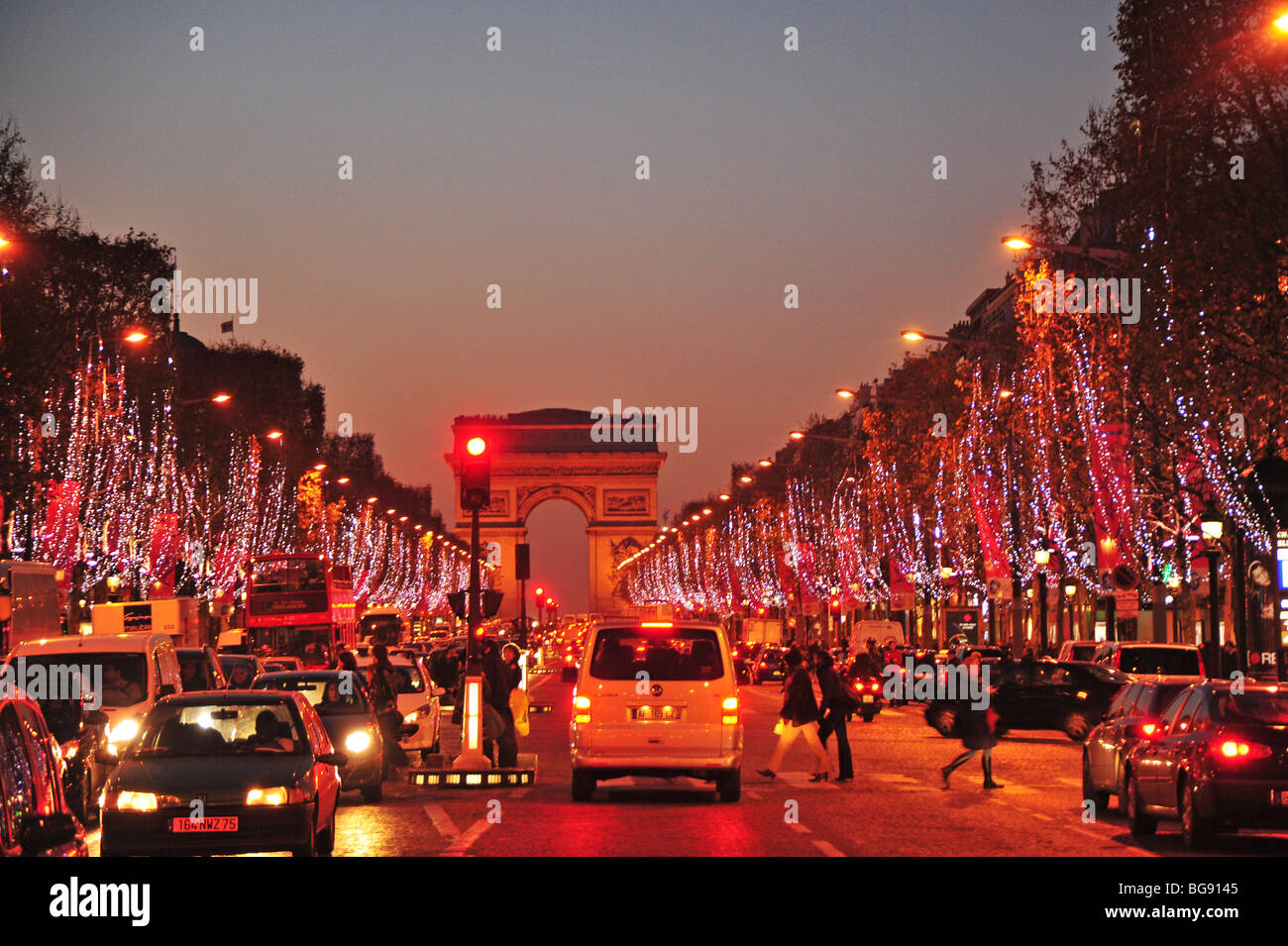 Paris bei Nacht, Frankreich, "Weihnachtsbeleuchtung" "Power Saving" auf "Champs Elysees" nachts "Arc de Triomphe" Stockfoto