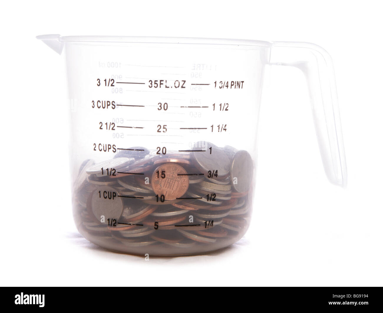 Messung der Krug von Sterling englische Geld Studio Ausschnitt Stockfoto