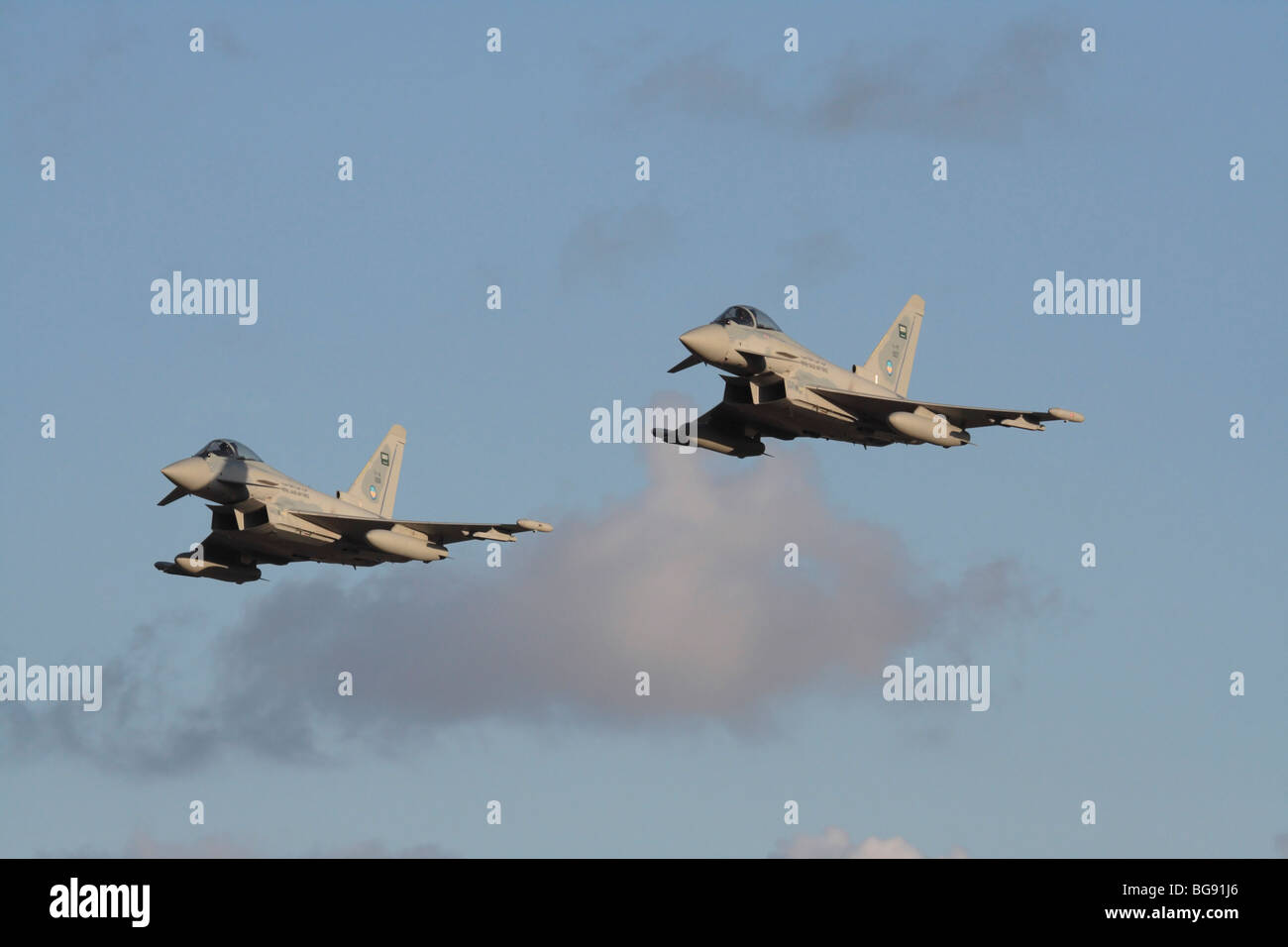 Moderne militärische Luftfahrt. Zwei Royal Saudi Air Force Eurofighter Typhoon Kampfjets fliegen in Formation in der Luft vor blauem Himmel Stockfoto