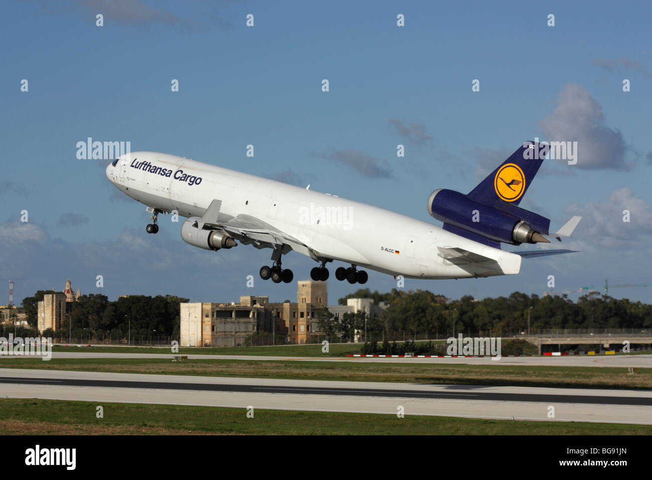 Luftfrachtverkehr. Lufthansa Cargo MD-11F Commercial Jet Plane auf Start von Malta. Freihandel im EU-Binnenmarkt. Stockfoto