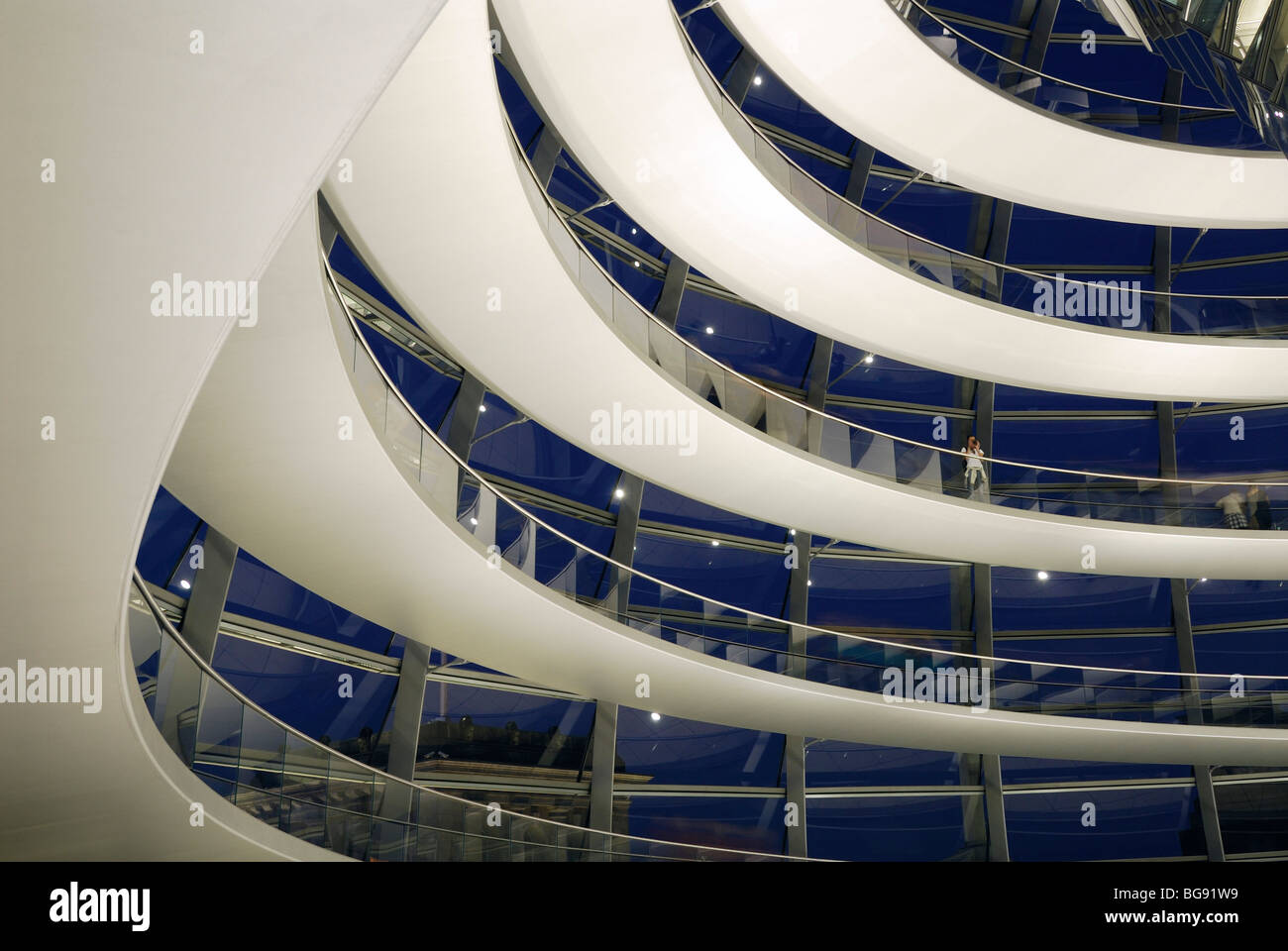 Berlin. Deutschland. Reichstag Kuppel im Inneren in der Nacht, vom Architekten Sir Norman Foster. Stockfoto