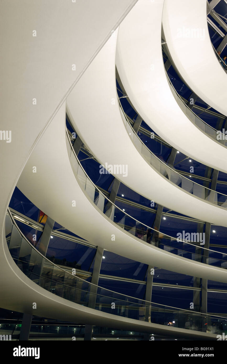 Berlin. Deutschland. Reichstag Kuppel im Inneren in der Nacht, vom Architekten Sir Norman Foster. Stockfoto