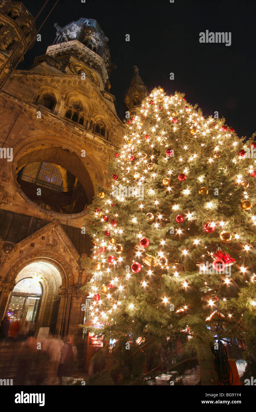 DE/DEU/BRD/Federal Republik von Deutschland/Capital Berlin. Stadt-Weihnachtsmarkt auf dem Breitscheidplatz. Großer Weihnachtsbaum Stockfoto