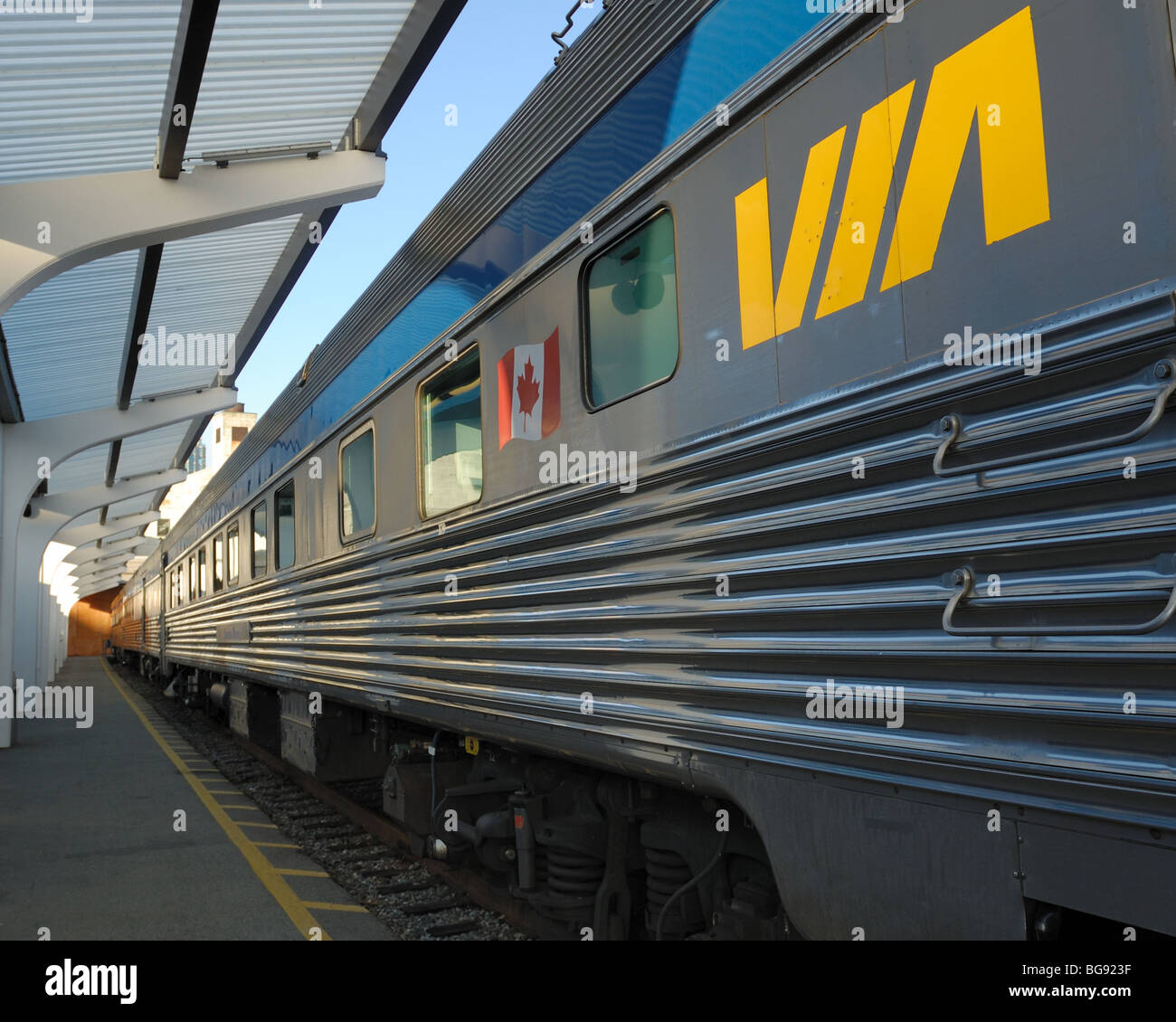Via Rail Zug Autos beim Laden Plattform Stockfoto
