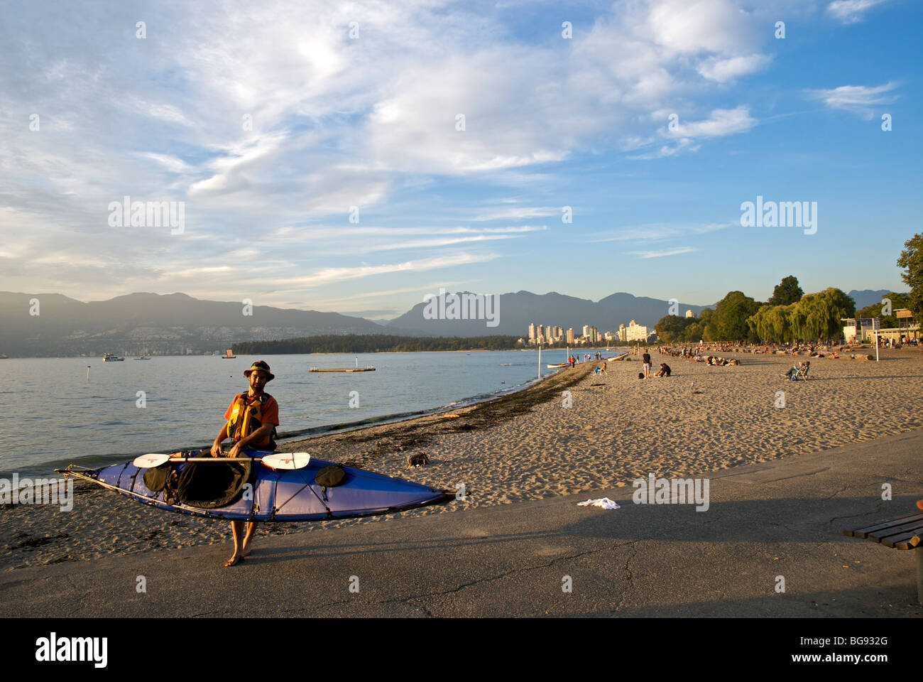 Man hebt Kajak von English Bay auf Kitsilano Beach Stockfoto
