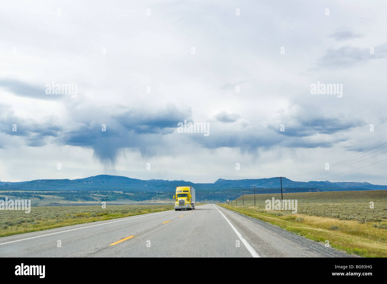 Ein Sattelschlepper auf einer einsamen Landstraße in Montana, USA. Stockfoto