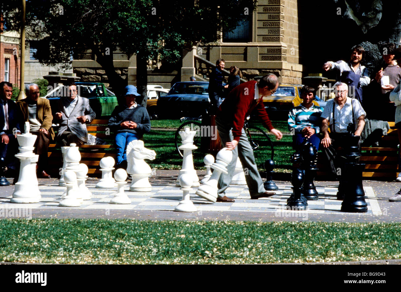 Groß angelegte Schach inmitten eines Parks Stockfoto