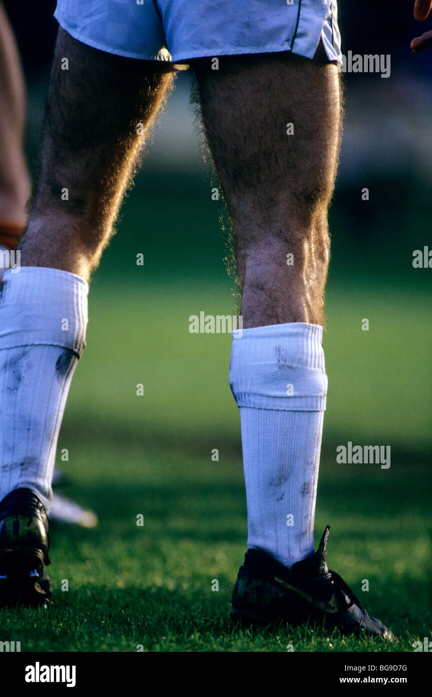 Untere Hälfte eines Fußballspielers auf einem Stellplatz Stockfoto