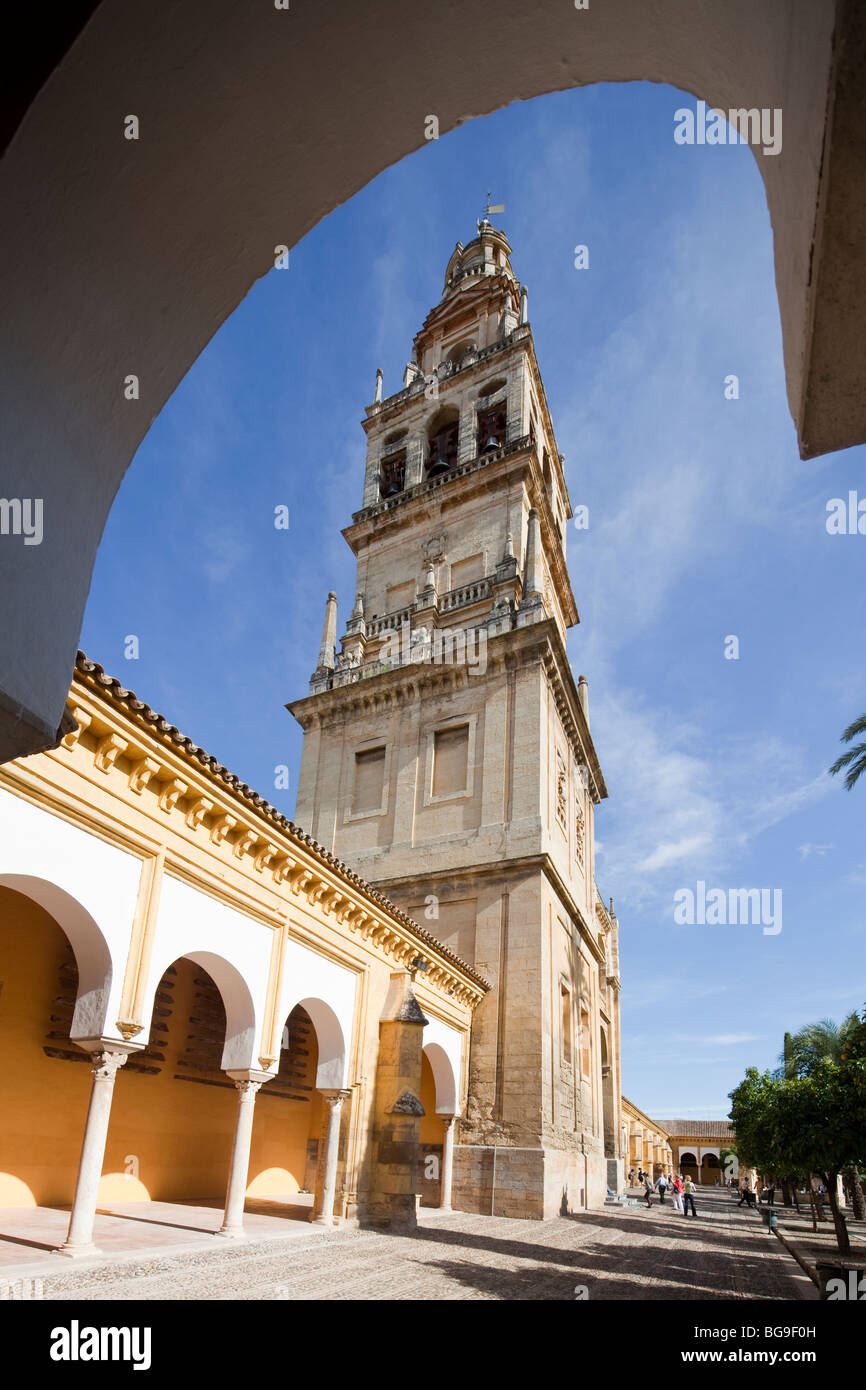 Blick vom Hof der Kathedrale Glockenturm, umschließt die älteren Minarett, Córdoba, Andalusien, Spanien Stockfoto