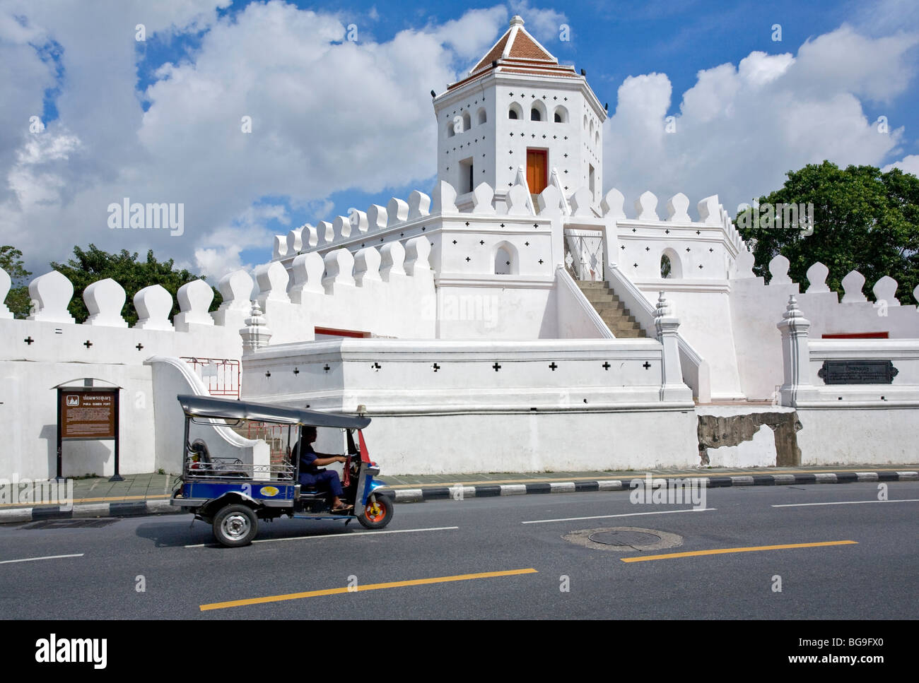 Tuk-Tuk und Phra Sumen Festung. Bangkok. Thailand Stockfoto