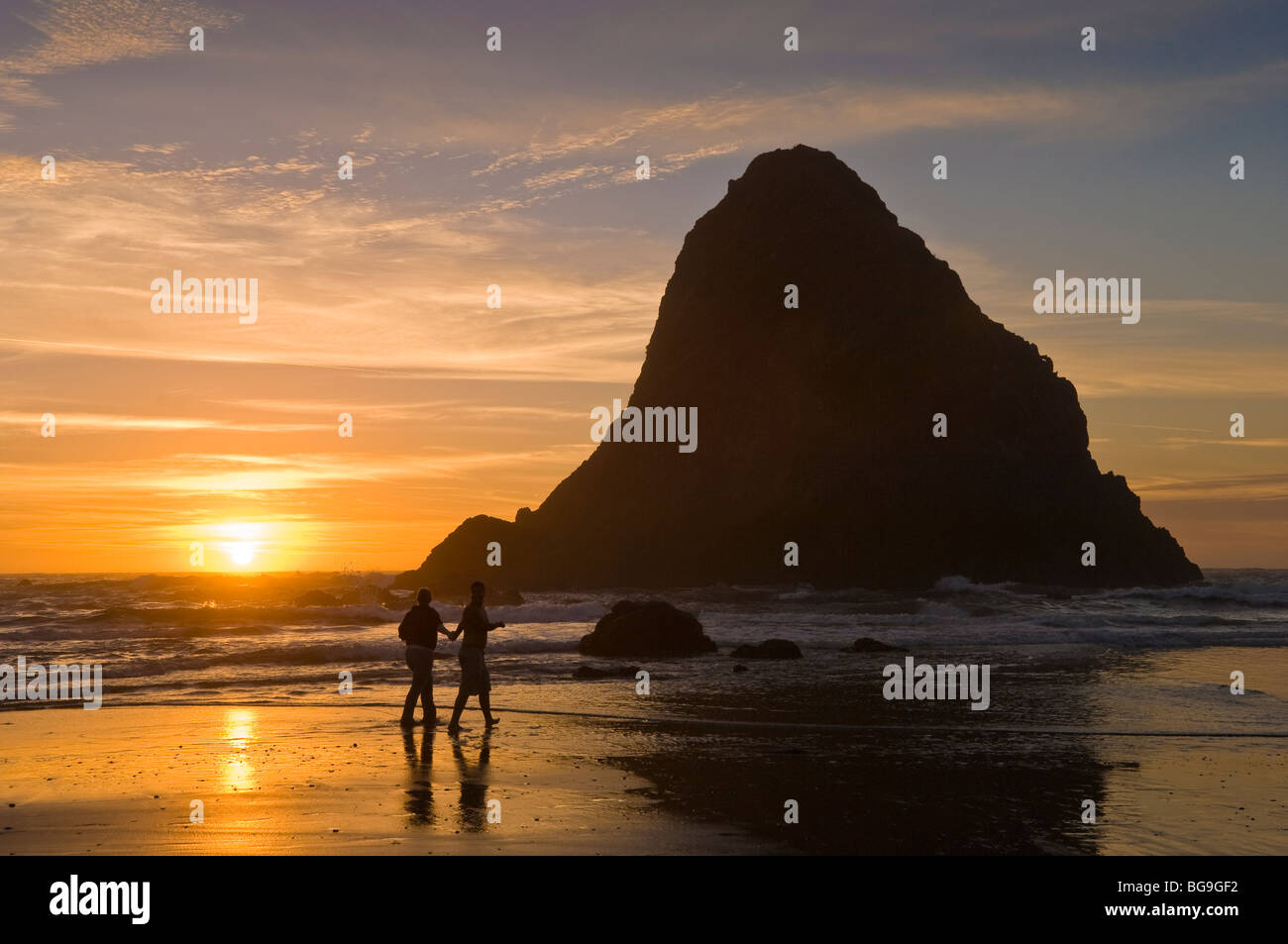 Paar am Strand bei Sonnenuntergang, Whaleshead Beach, Oregon Küste. Stockfoto