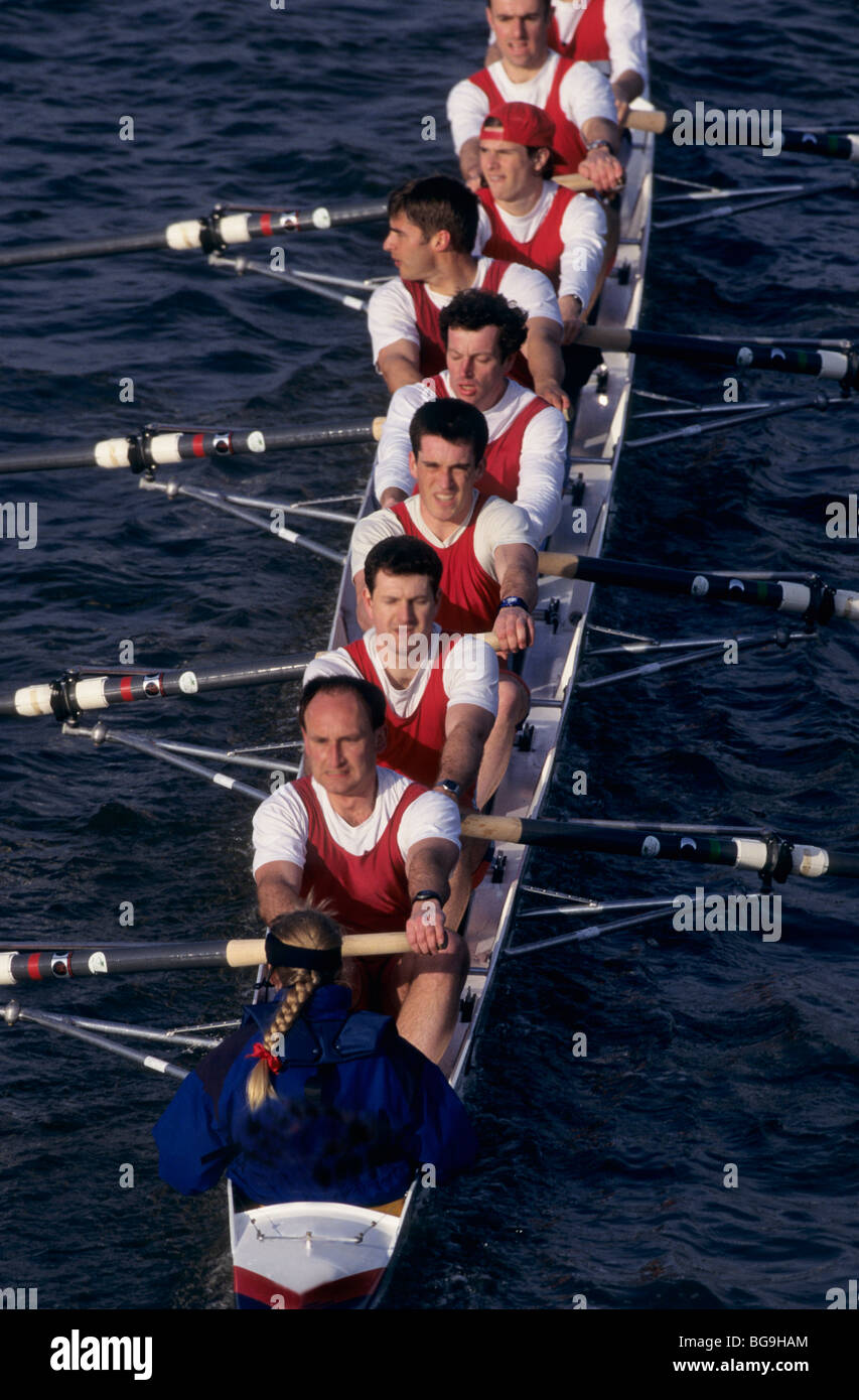 Team der Ruderer in einem Boot Stockfotografie - Alamy