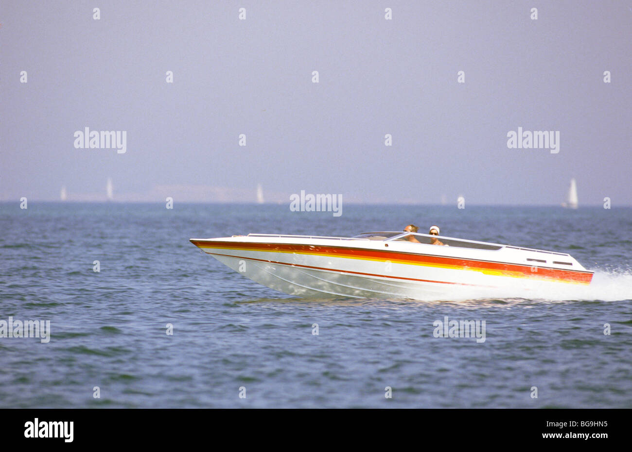 Menschen auf einem Schnellboot über das Meer zu beschleunigen Stockfoto