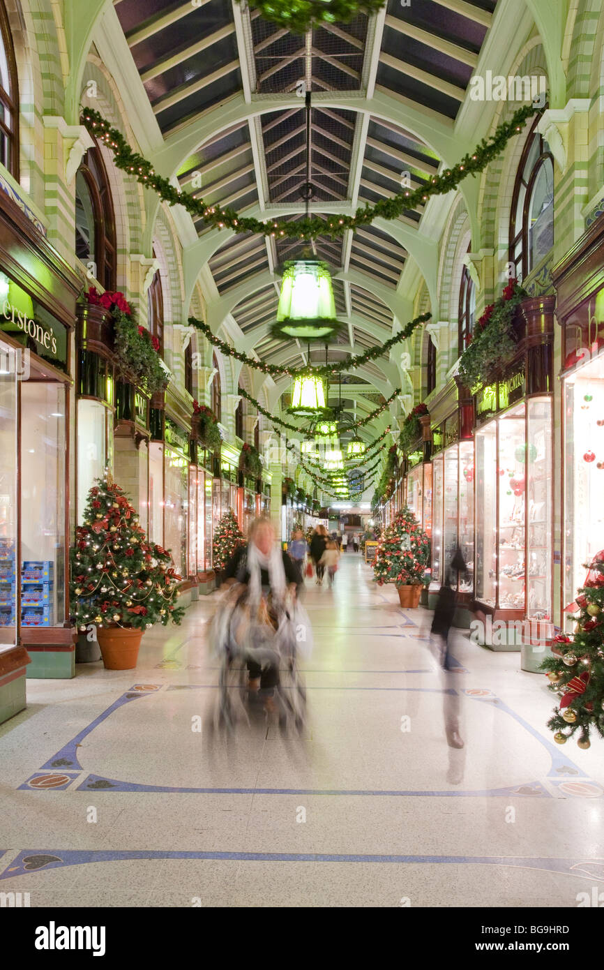 Weihnachts-shopping in der Royal Arcade in Norwich Stockfoto