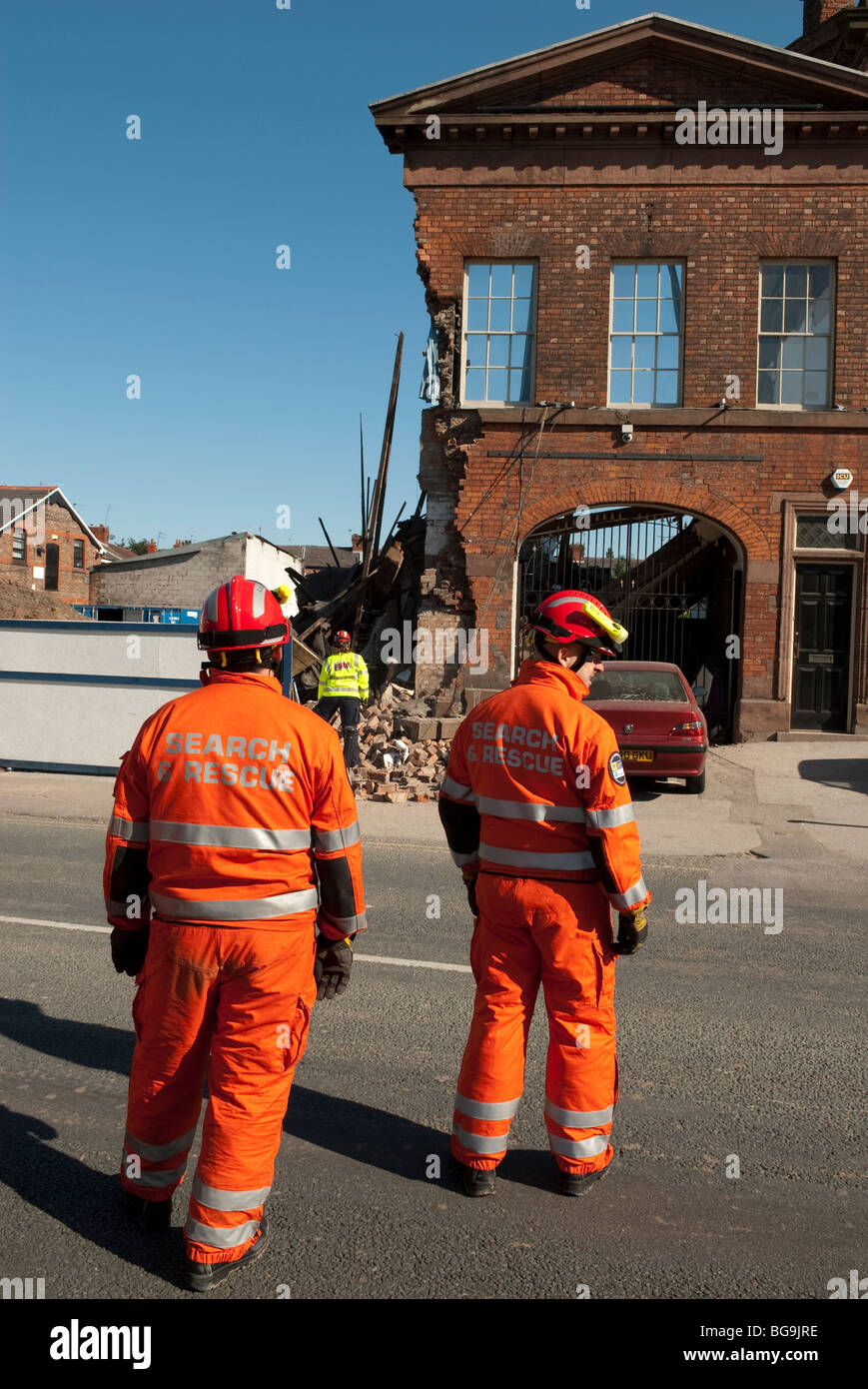 Feuer-Service-Suche und Rettung suchen Opfer bei eingestürzten Gebäudes - ein Wirtshaus im Umbau Stockfoto