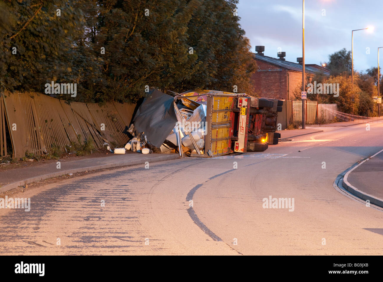 Umgestürzten abgestürzten LKW LKW mit chemischen Trommeln an Bord Stockfoto