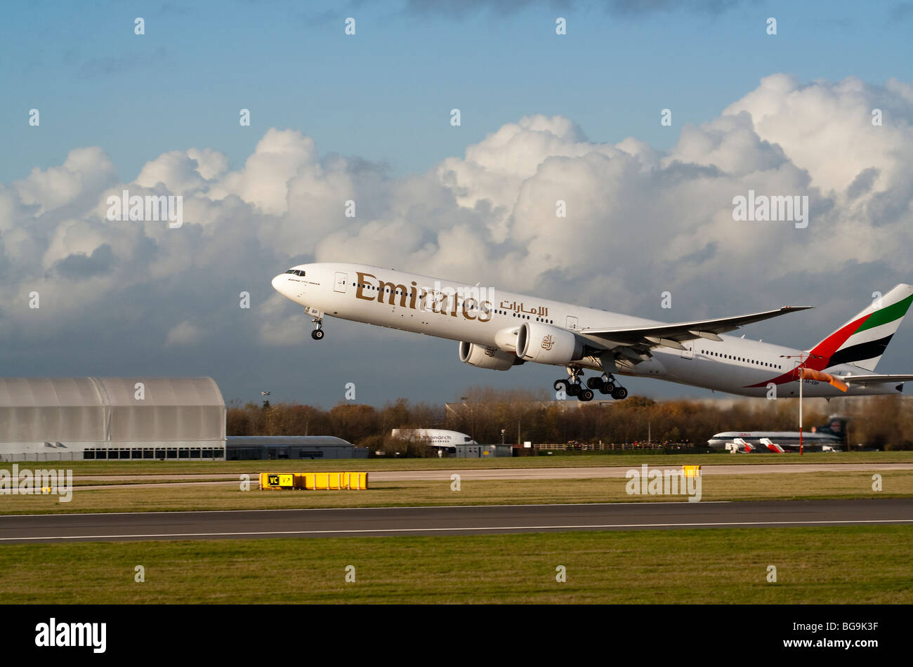 Emirates Boeing 777-300 ER ausziehen am Manchester International Airport Stockfoto