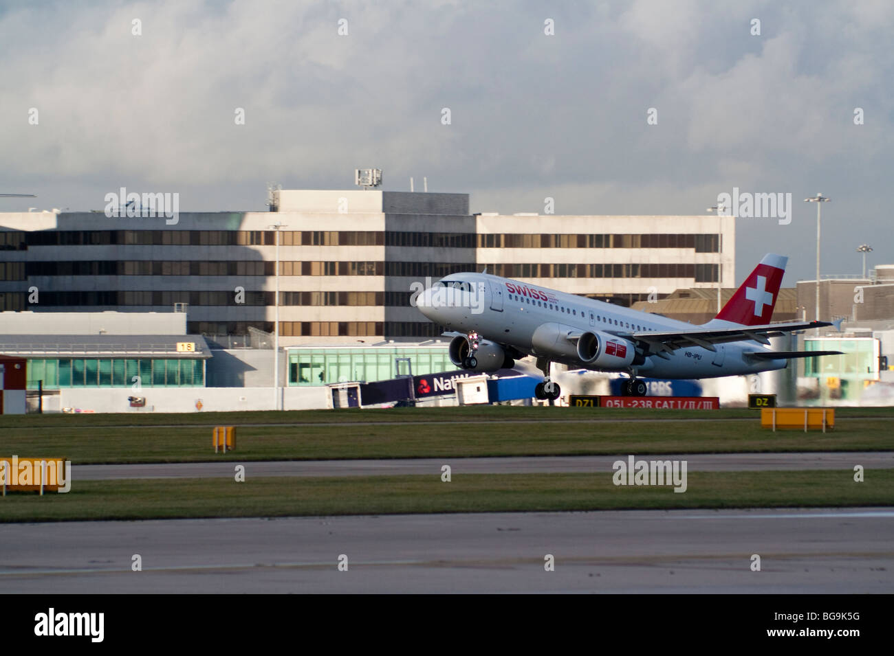 Swiss International Airlines Airbus A319-112 ausziehen am Manchester International Airport Stockfoto