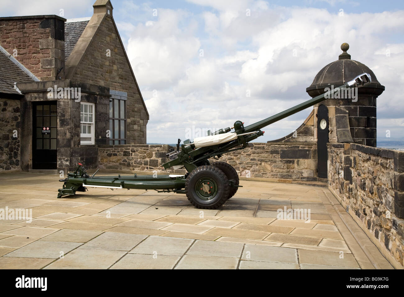 01:00 Gun - leichte 105-mm-Geschütz auf den Zinnen des Edinburgh Castle, Schottland Stockfoto