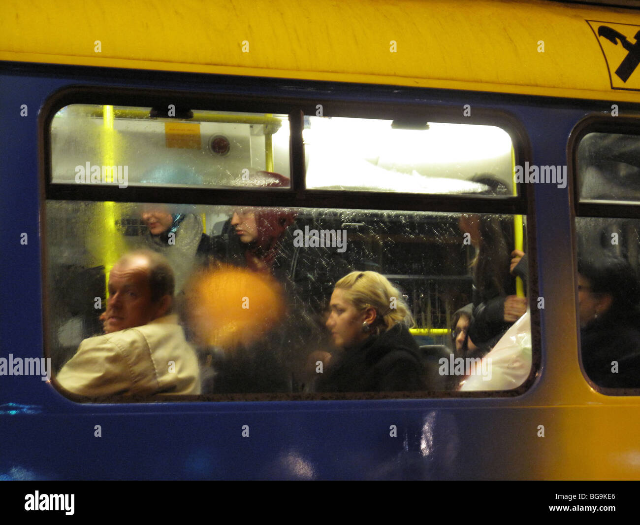Bosnien-Sarajevo-Straßenbahn Passagiere Stockfoto