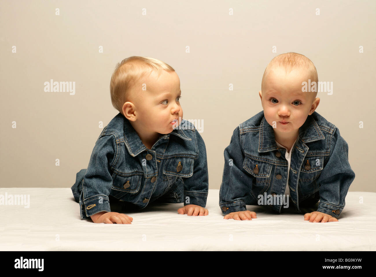 Baby Zwillinge 1 Jahr junge Stockfoto
