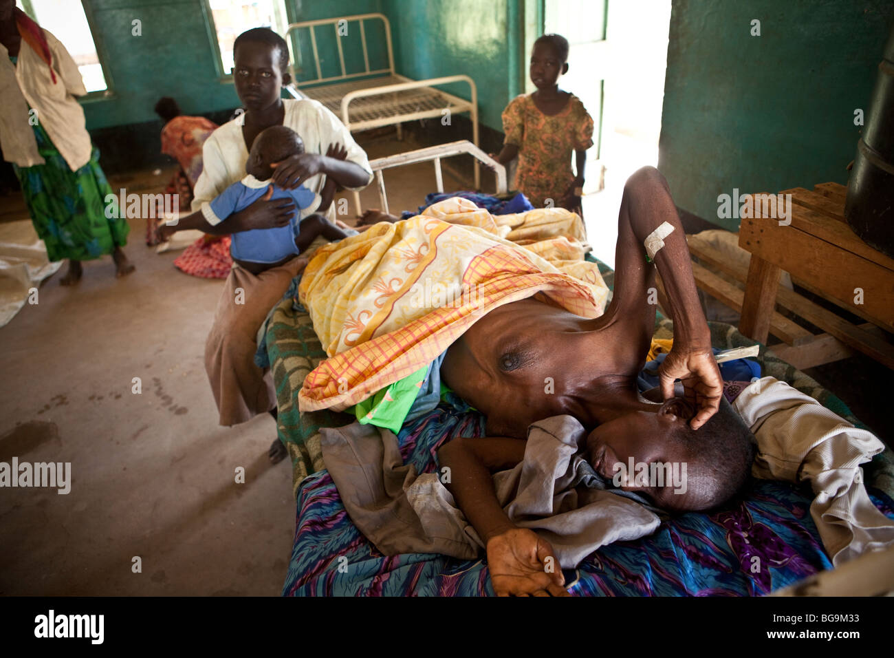 Eine Frau, die leiden an AIDS stirbt in einem Krankenhausbett in Amuria, Uganda, Ostafrika. Stockfoto